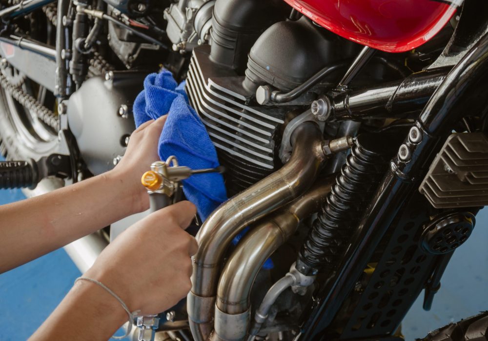 Motorcycle cleaner Cleaning with the wind blowing to dry, then wipe with a microfiber cloth motorcycle.